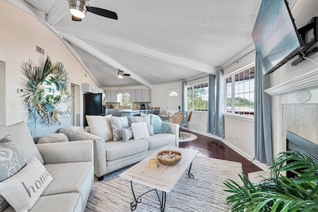TV, fireplace. Near 30A! Firepit, Beach <1 Mile, Beach Cottage