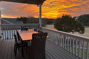Outdoor dining - Lake home on golf course with sunset-view deck, tennis - deer sightings (Lago Vista)