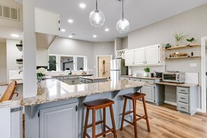 Fridge, microwave, oven, stovetop - Lake home on golf course with sunset-view deck, tennis - deer sightings (Lago Vista)