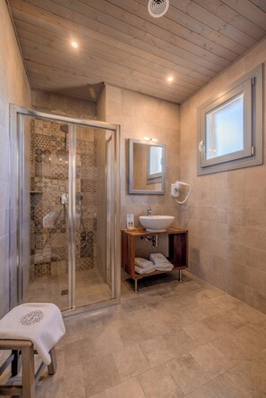 Quarto casal luxo, vista para o pátio | Banheiro | Produtos de toalete biodegradáveis, secador de cabelo, toalhas de banho 