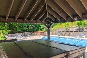 Terrace/patio - Mountain-view ski condo with free attraction tickets, fireplace, & two hot tubs (Gatlinburg)