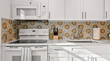 KylskÄp, mikrovÄgsugn, ugn och spishÀll