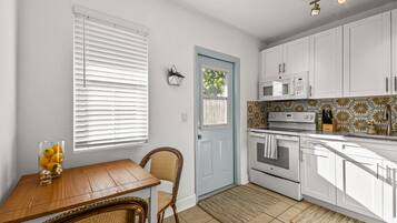 KylskÄp, mikrovÄgsugn, ugn och spishÀll