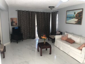 Smart TV - Ocho Rios Pool View Apartment (Ocho Rios)
