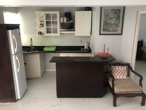 Fridge, microwave, stovetop, cookware/dishes/utensils - Ocho Rios Pool View Apartment (Ocho Rios)