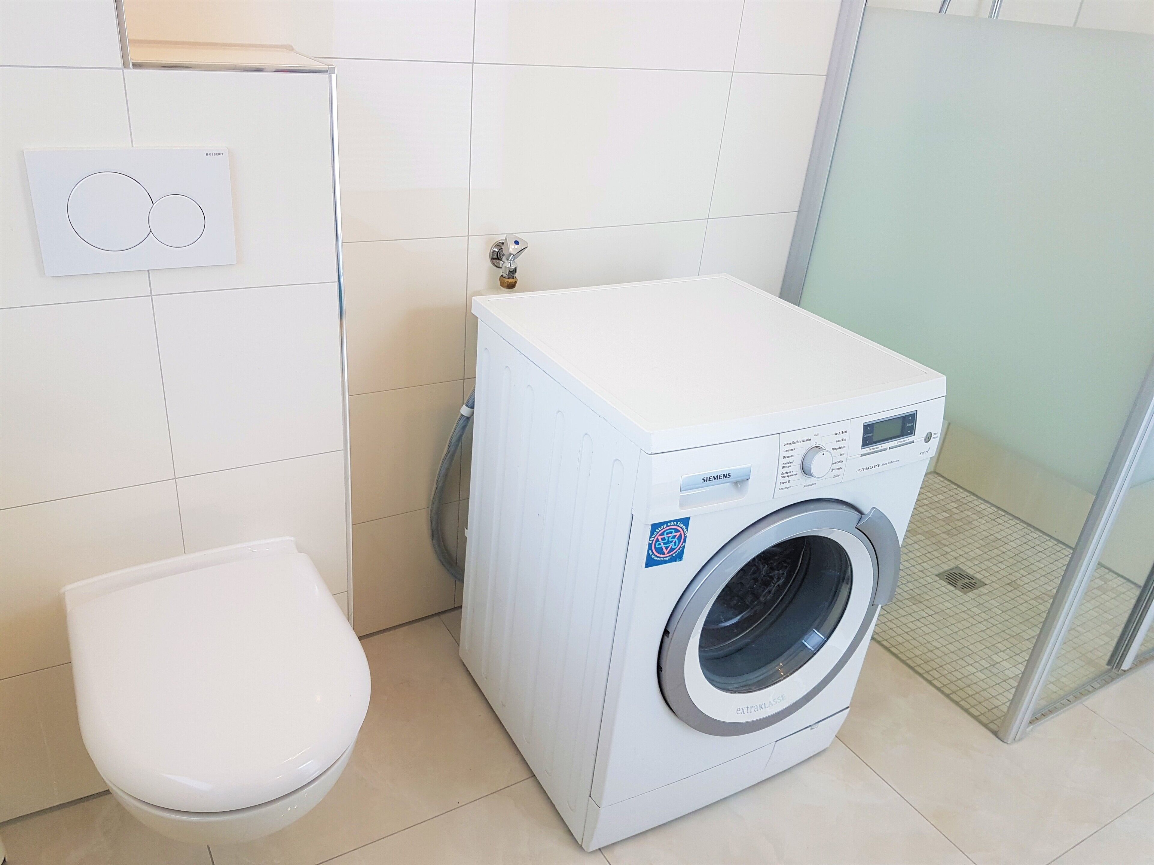 Douche, sèche-cheveux, serviettes fournies, savon