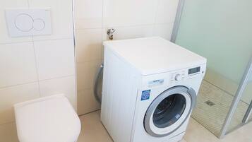 Douche, sèche-cheveux, serviettes fournies, savon