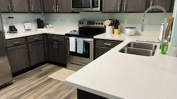 Refrigerador, microondas, horno, placa de cocina