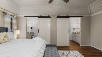 4 makuuhuonetta, työpöytä, silitysrauta/-lauta, vauvan matkasänky