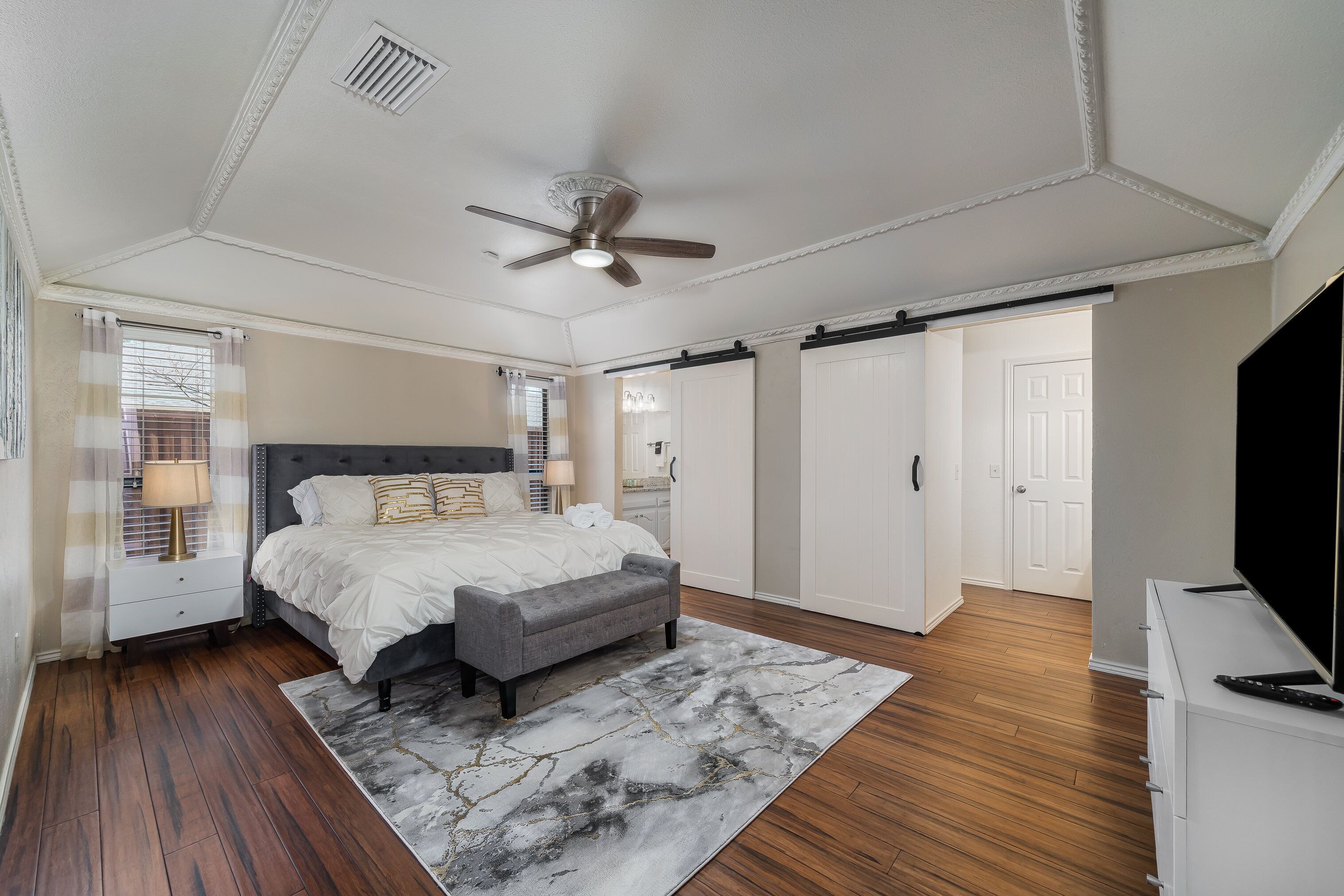 One Story Comfort: KING beds, DESKS, TV in ALL BEDROOMS, BBQ GRILL, Pool