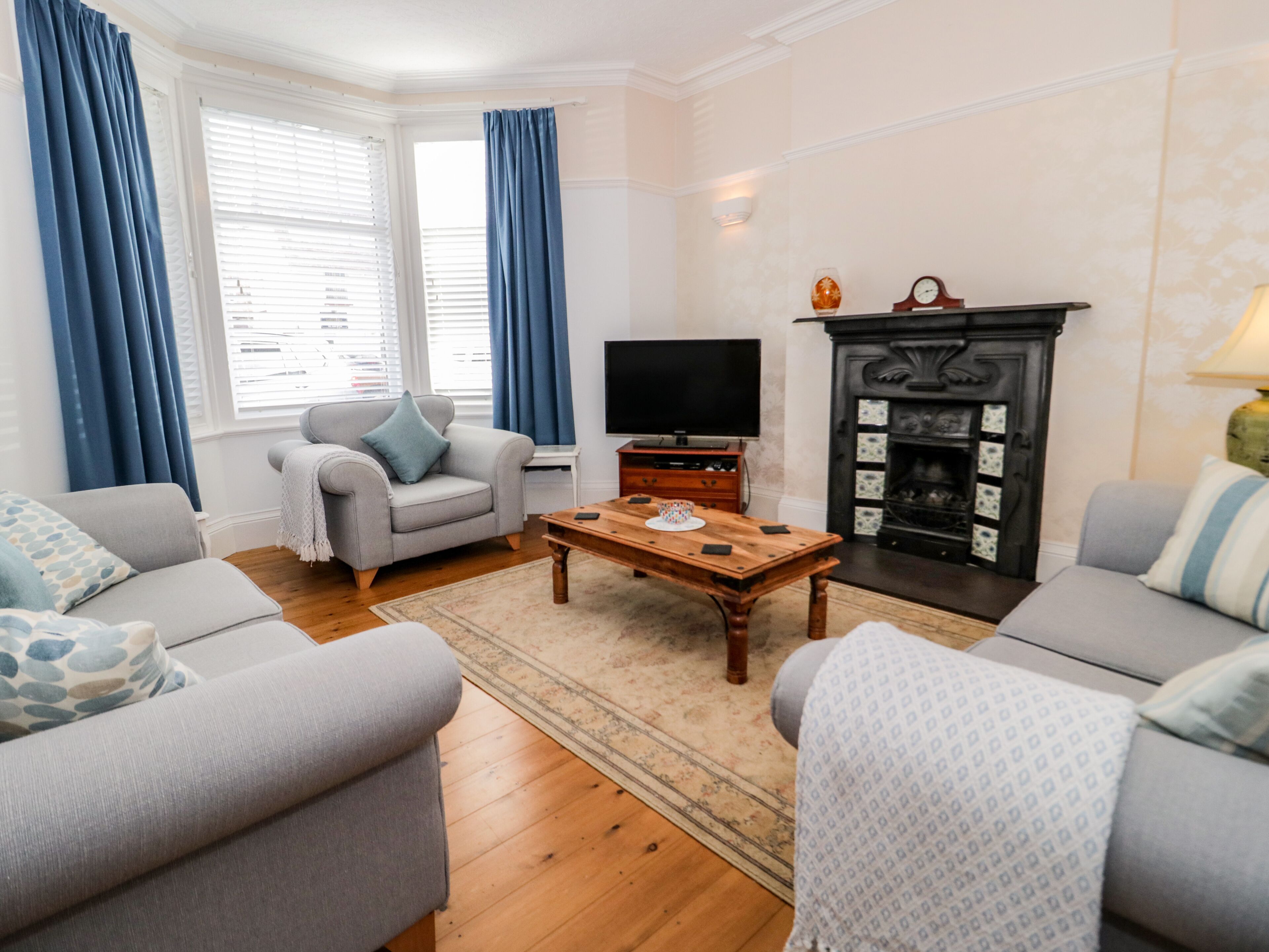 3 ST. DAVIDS PLACE, family friendly, with a garden in Llandudno