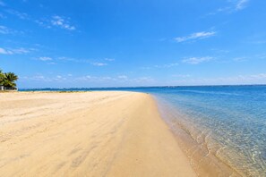 A beach with clear blue water and a sandy shore. - Coronado Cays Beachfront with Private Pool & Spa (Coronado)