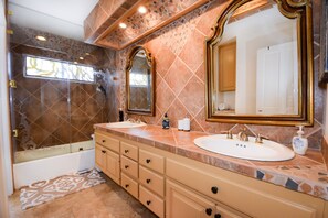 Badewanne, Whirlpool, Haartrockner, Handtücher