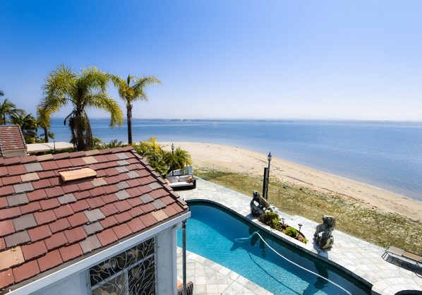 Une piscine avec vue sur la plage et l’océan.
