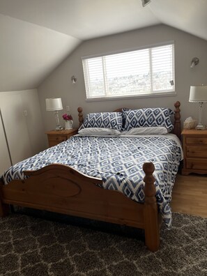 3 chambres, bureau, fer et planche à repasser, lit de bébé portatif