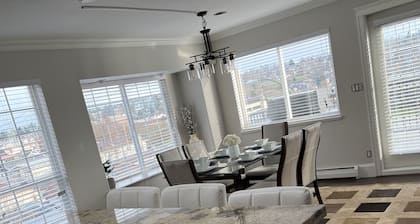 Bright and Beautiful 3 Bed/ 3 Bath - Vancouver