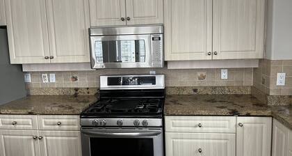 Bright and Beautiful 3 Bed/ 3 Bath - Vancouver