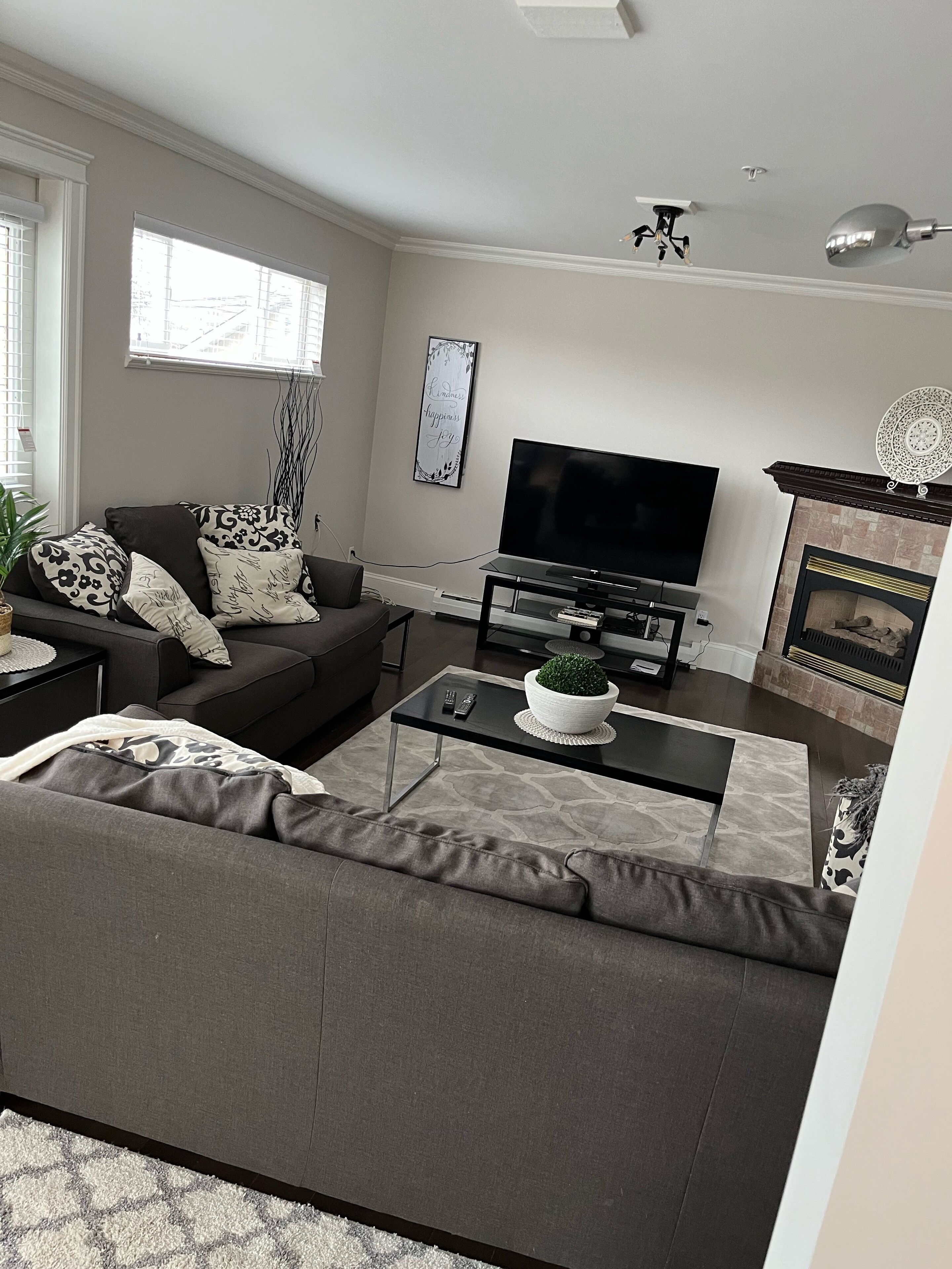 Bright and Beautiful 3 Bed/ 3 Bath - Vancouver