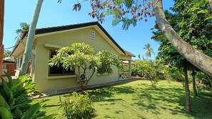 Property grounds - Dar Es Salaam Modern House near Beach with WiFi and bath tub (Dar es Salaam)