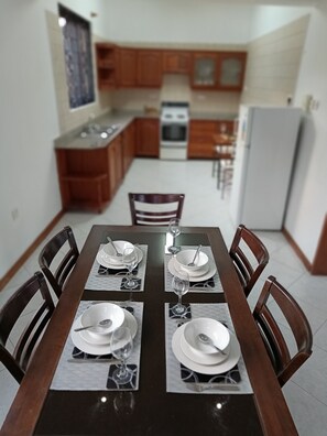 Dining - Dar Es Salaam Modern House near Beach with WiFi and bath tub (Dar es Salaam)