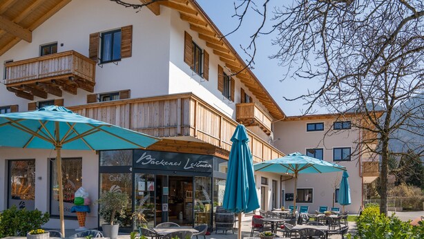 Ein Café mit Außenplätzen und Holzbalkonen.