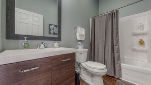 Combined shower/bathtub, hair dryer, towels, soap - Spread out - Renovated 5BR+Loft, Sleeps 12+ (Aurora)