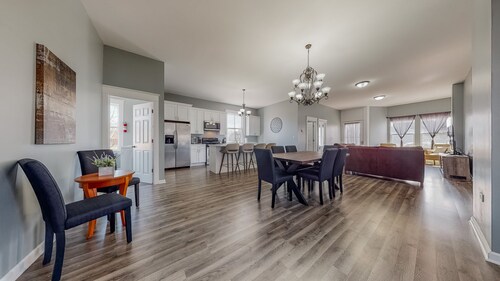 Spread out - Renovated 5BR+Loft, Sleeps 12+