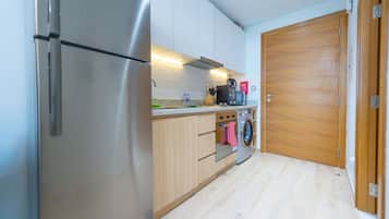 Studio | Private kitchen | Full-size fridge, microwave, oven, stovetop