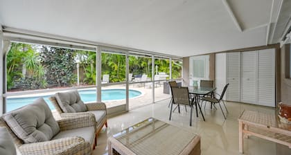 ‘Pelican Nest’, Tropical Naples Villa w/ Pool