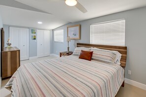 4 bedrooms, iron/ironing board, travel cot, Internet - ‘Pelican Nest’, Tropical Naples Villa w/ Pool (Naples)