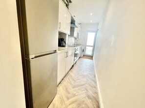 Mikrobølgeovn og kjøkkenutstyr