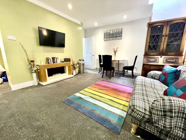 TV, fireplace