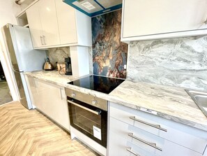 Microwave, cookware/dishes/utensils