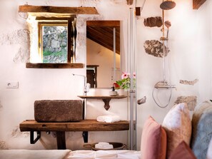 Romantic House | Bathroom | Hair dryer, bathrobes, towels, soap - Hacienda El Terrero (Los Realejos)