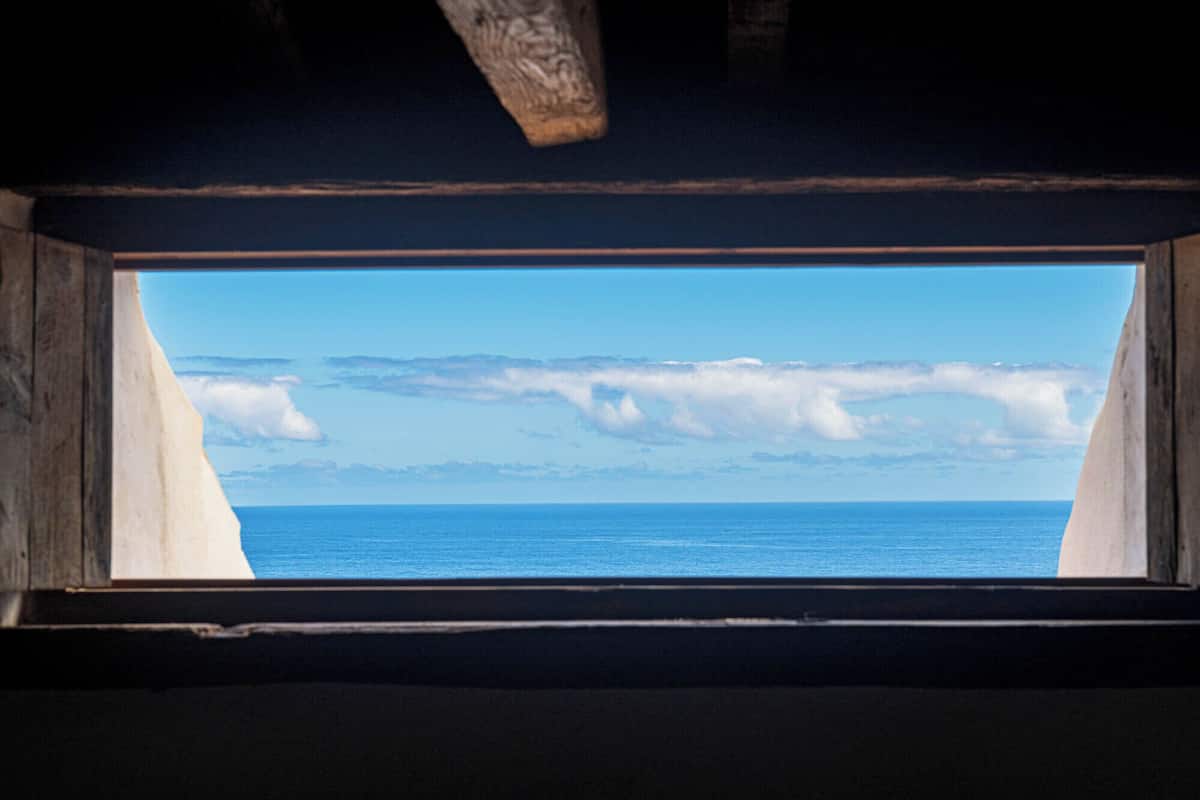 Une fenêtre donnant sur l’océan et les nuages.