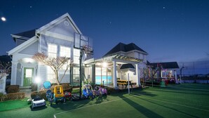 A two-story house with a basketball court and a covered porch. - Daebudo Fullhouse Pension (Ansan)