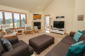 TV, fireplace, Netflix, Hulu