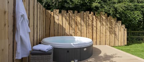 Tina de hidromasaje al aire libre