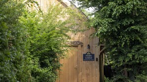 Ein hölzernes Tor mit einem Schild, auf dem 'Fern Lodge Oakwood West Estate' steht.