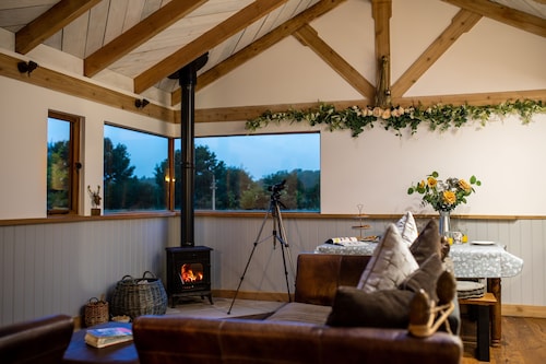 Wildlife Cottage nr Bosham, West Sussex with Private Hot Tub