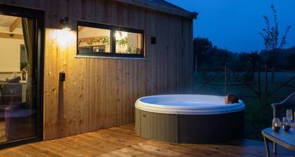 Wildlife Cottage nr Bosham, West Sussex with Private Hot Tub