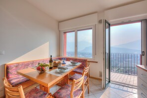 Standard Apartment, Multiple Bedrooms, Mountainside (Lake View Dom-Us Apartment) | Dining