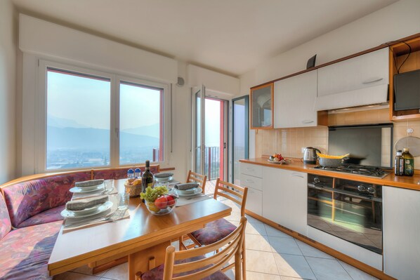 Standard Apartment, Multiple Bedrooms, Mountainside (Lake View Dom-Us Apartment) | Private kitchen | Fridge, oven, stovetop, dishwasher - Lake View Dom-us Apartment (Riva del Garda)