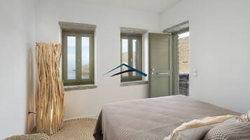 3 bedrooms, desk, iron/ironing board, travel crib