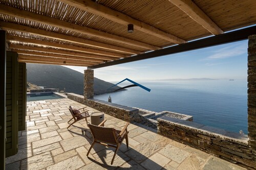 Viila Ammos with a swiiming pool and direct access to a sandy beach