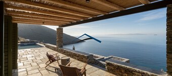 Viila Ammos with a swiiming pool and direct access to a sandy beach