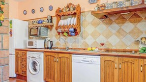 Een koelkast, een magnetron, een oven, een kookplaat