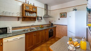 Een koelkast, een magnetron, een oven, een vaatwasser