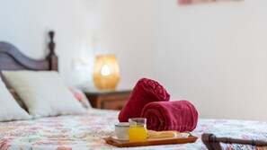 3 slaapkamers, een strijkplank/strijkijzer, gratis wifi, beddengoed