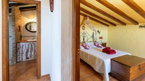 3 slaapkamers, een strijkplank/strijkijzer, gratis wifi, beddengoed